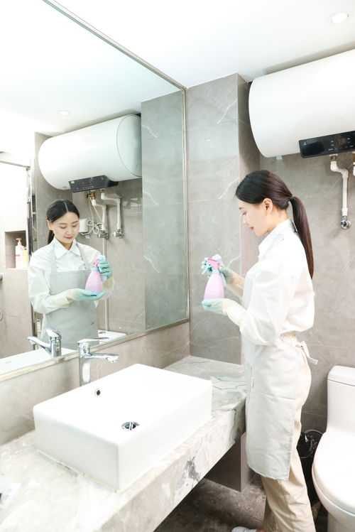 保姆保潔服務，以女性人物攝影圖展現清潔行業的專業與溫情
